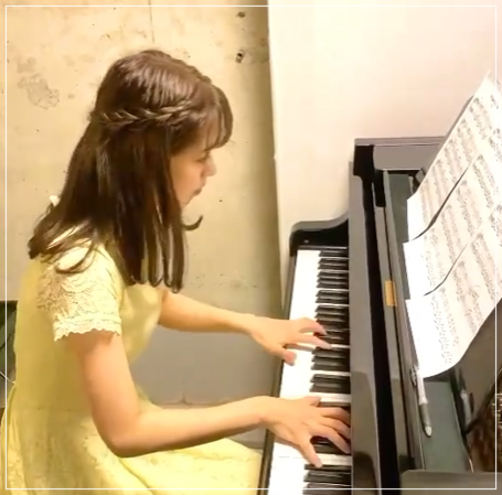 ピアノを弾く萌さん