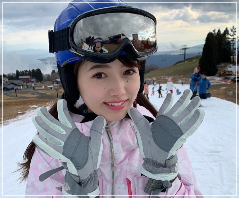 スキー場でポーズをとる谷尻萌さん